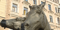 В Петербурге установили плакаты против традиции натирания памятников
