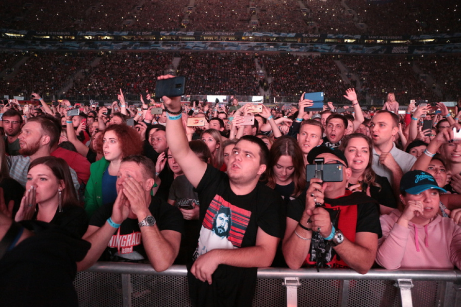 IT-миллиардера случайно заметили с любовницей на концерте Coldplay