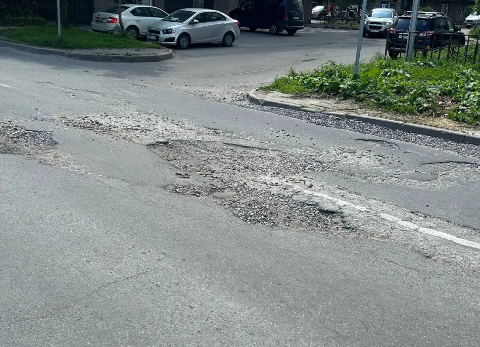 Жители Земского переулка требуют прокурорской проверки разрушенных дорог