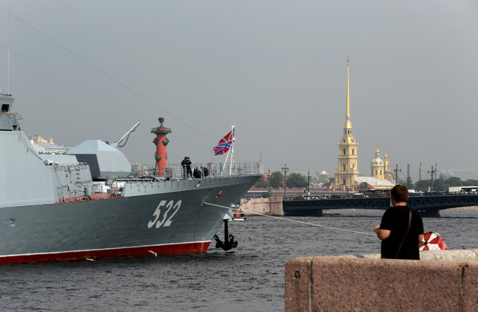 Путин ознакомился с новейшими разработками петербургских судостроителей в День ВМФ