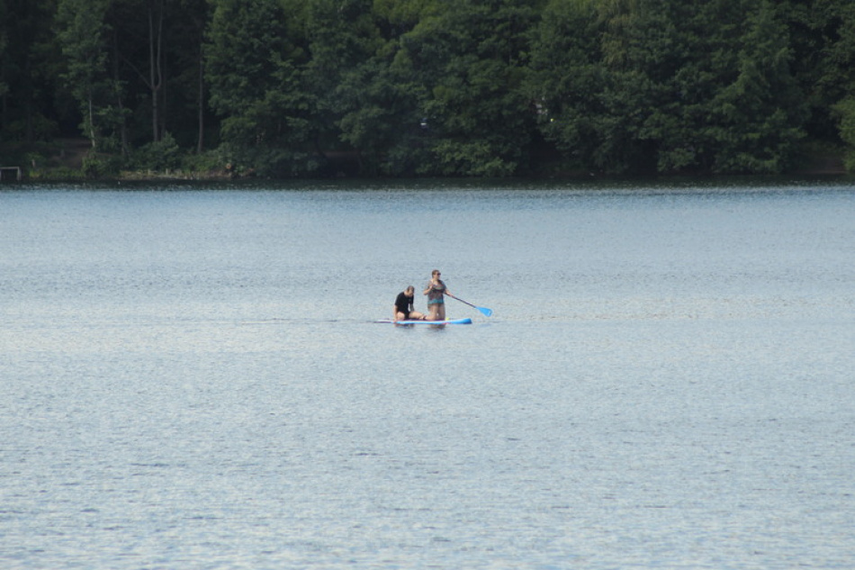 В Приморском районе спасатели вытащили мужчину из воды на Верхнем Суздальском озере