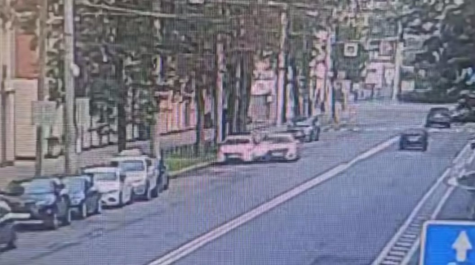 В Петроградском районе Петербурга автомобиль сбил пешехода и перевернулся после столкновения