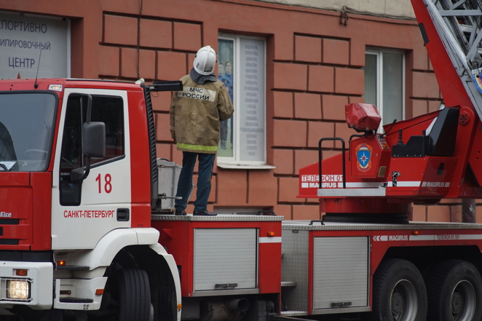 В Василеостровском районе Петербурга произошел крупный пожар в жилом доме