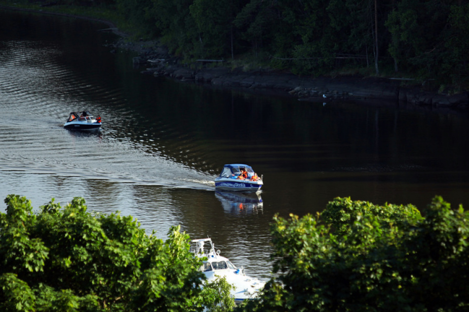 Спасатели нашли тело неизвестного мужчины в реке Луга