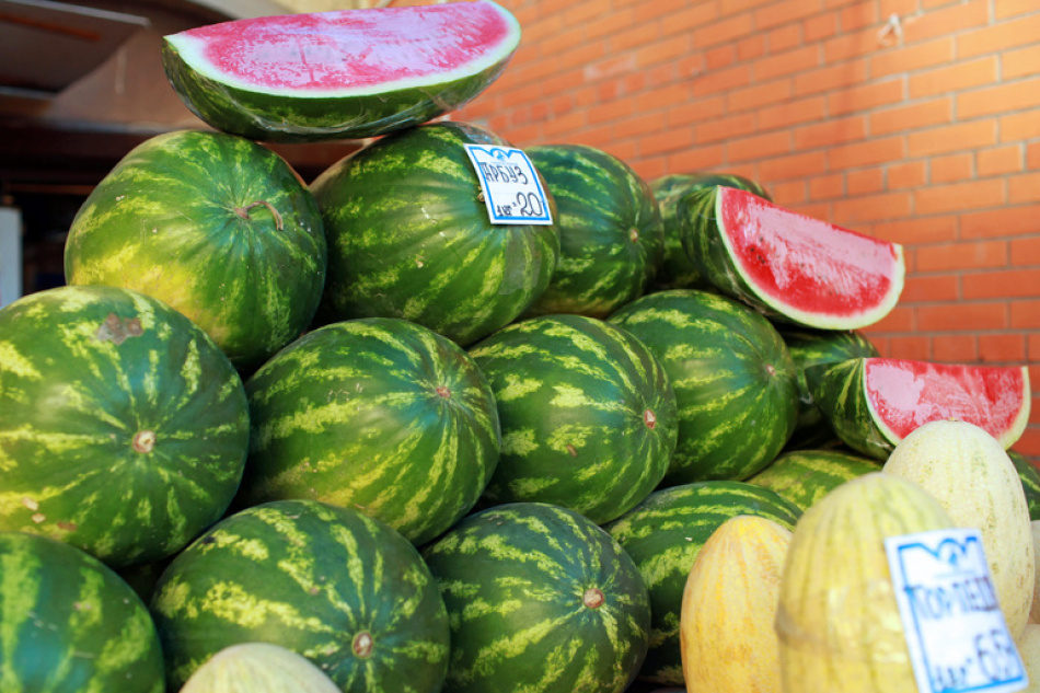 Как выбрать безопасный арбуз: советы Роспотребнадзора для жителей Петербурга и Ленобласти