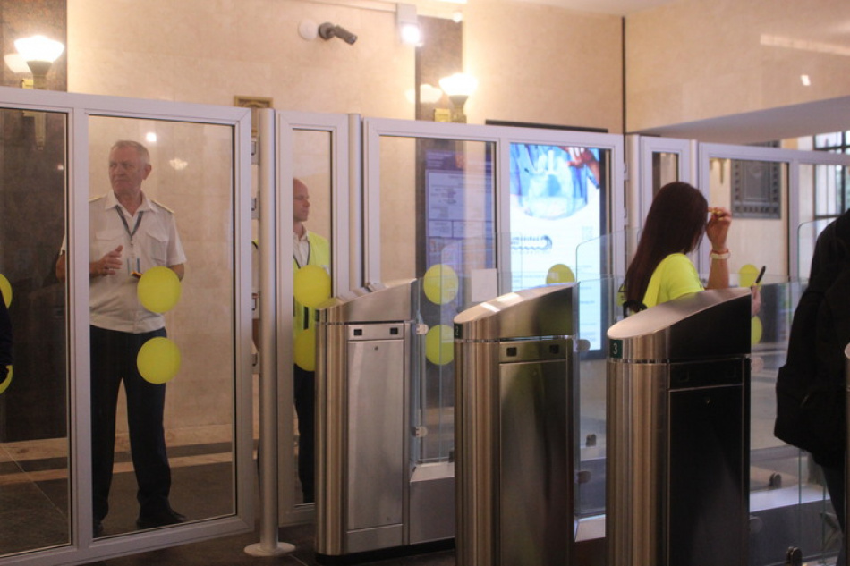 Пассажиров Петербургского метро не пускают с разряженной техникой из-за новых правил досмотра