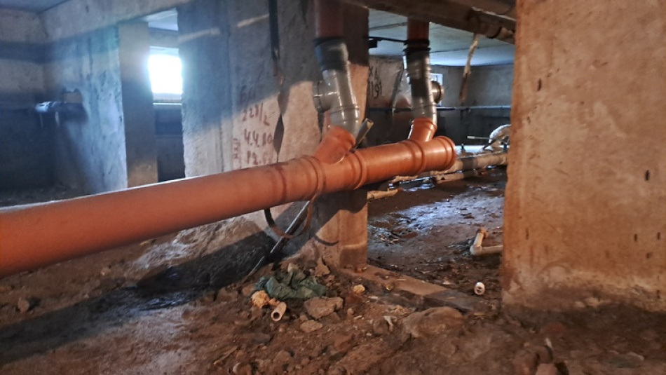 Во Фрунзенском районе Петербурга из окна многоэтажки вырвался мощный поток воды