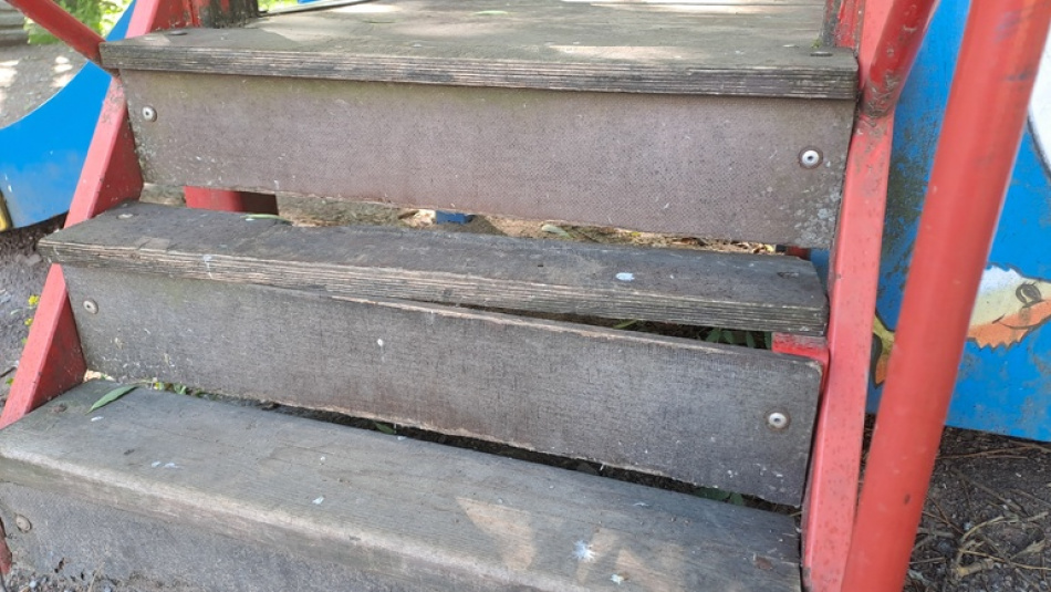 В Петербурге начали проверку после травмы ребенка на детской площадке на проспекте Энергетиков