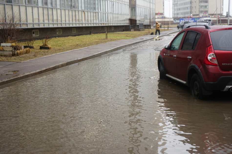 Сильные ливни вызвали подтопления на улицах Петербурга и осложнили движение транспорта