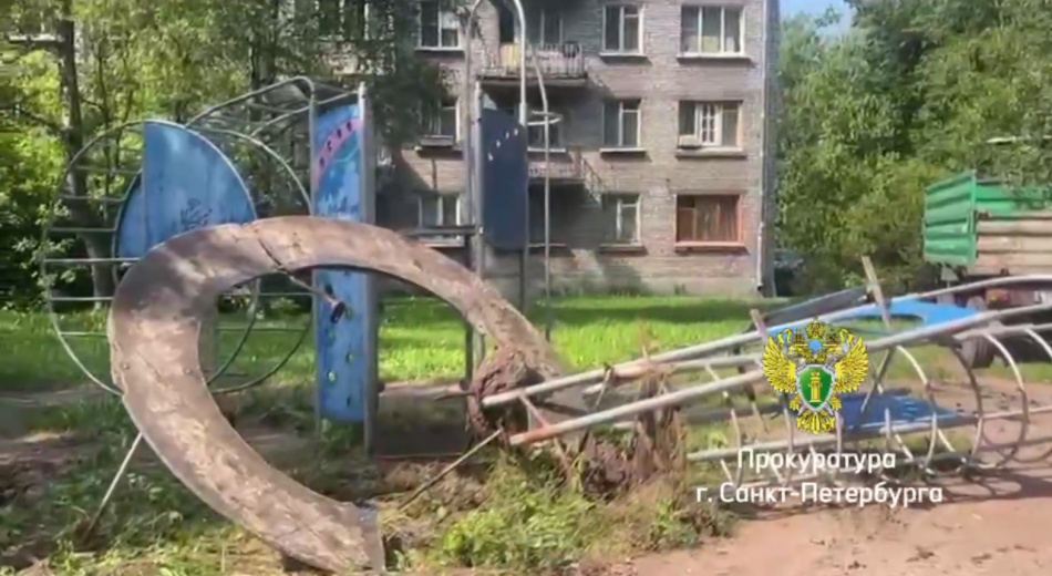 В Красногвардейском районе Петербурга по требованию прокуратуры демонтировали опасную для детей игровую площадку
