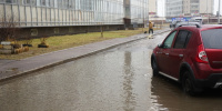 Сильные ливни вызвали подтопления на улицах Петербурга и осложнили движение транспорта