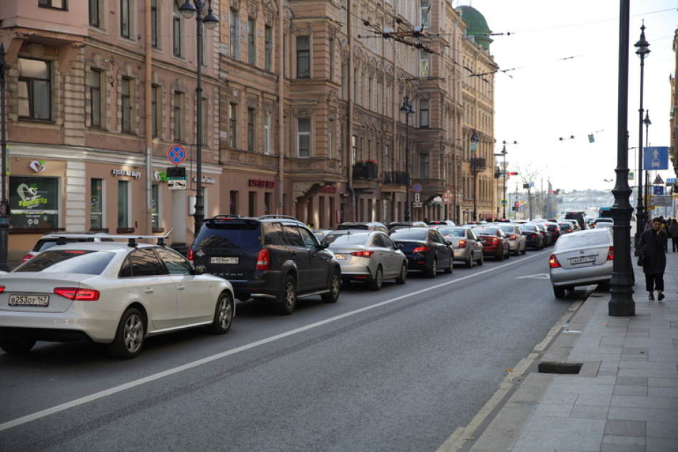 Движение в центре Петербурга и на Васильевском острове оказалось парализовано из-за аварий и ремонта