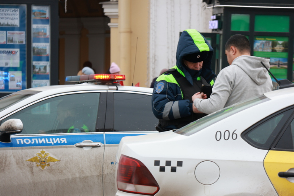 В Петергофе водитель иномарки получил условный срок и выплатит 100 тысяч рублей за нападение на инспектора ДПС