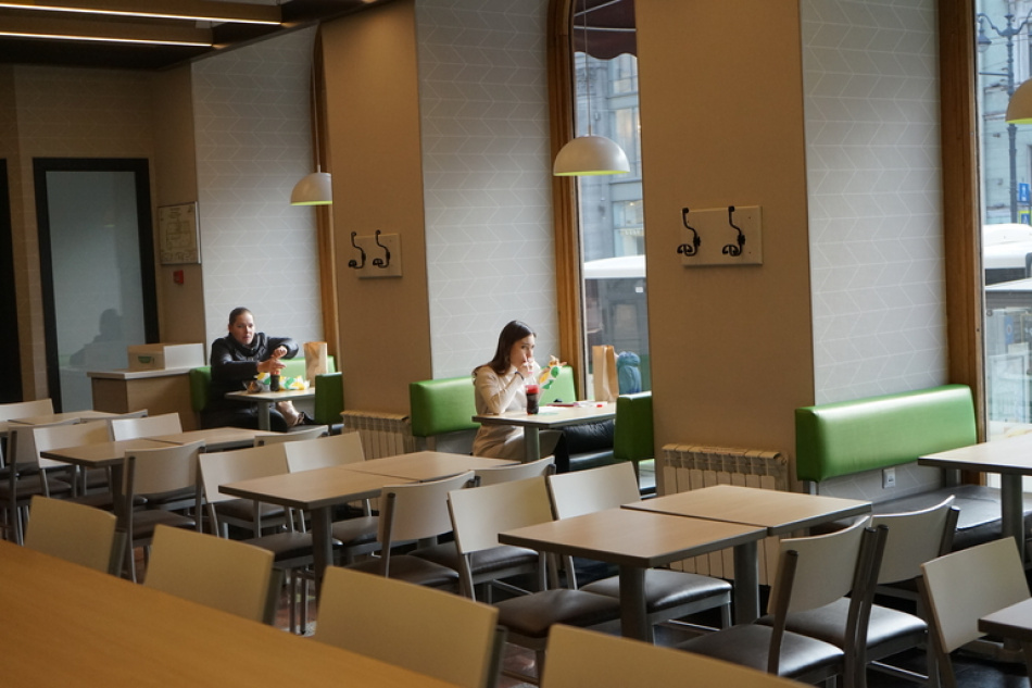 Житель Петербурга лишился более 55 тысяч рублей в надежде на свидание с красавицей из мессенджера