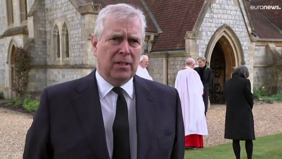 Принц Эндрю оказался в центре нового скандала из-за визита помощницы Эпштейна