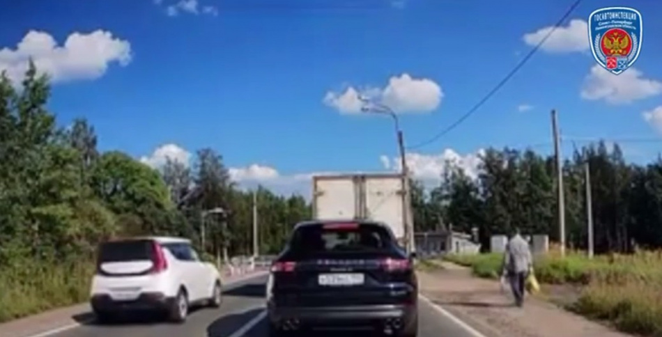 В Курортном районе втоледи устроила опасный обгон перед железнодорожным переездом