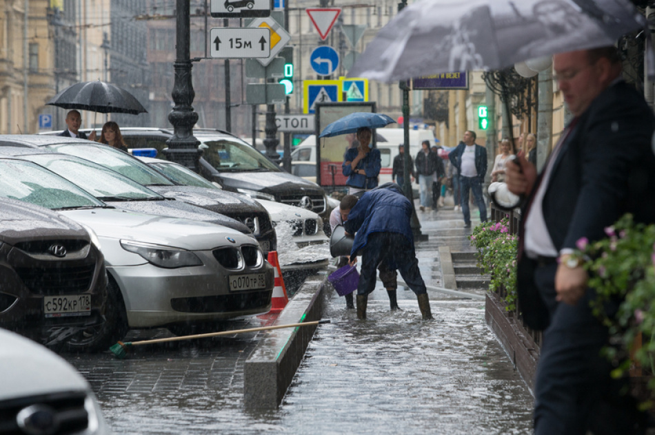 Спасатели объявили штормовое предупреждение в Петербурге из-за ожидаемых в ближайшие часы грозы, ливней и града