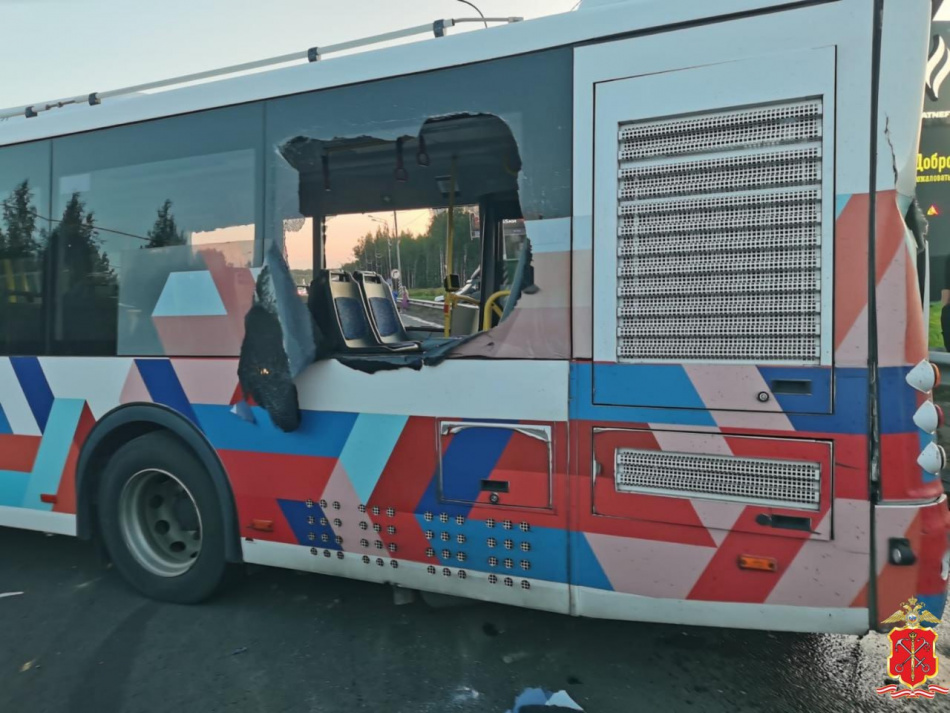 Семь человек пострадали в результате столкновения автобуса и грузовика во Всеволожском районе