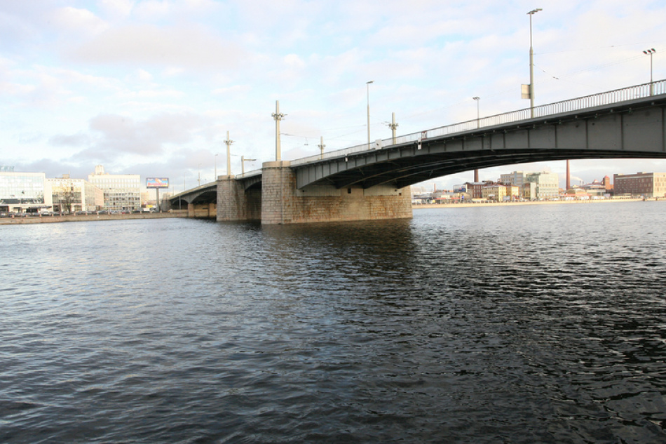 Две иномарки столкнулись на Кантемировском мосту в Петербурге, есть пострадавший