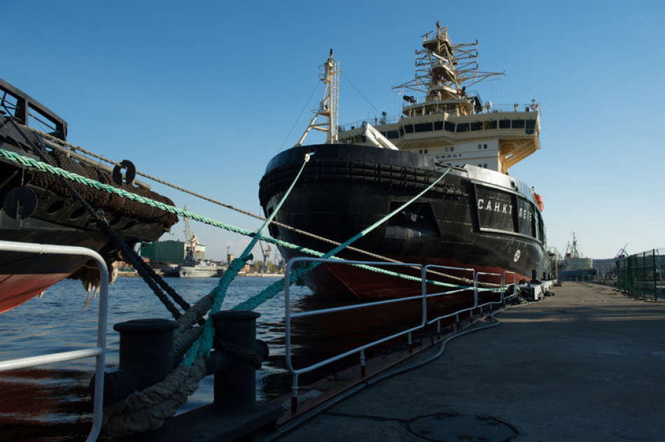 Буксир затонул у причала Балтийского завода после ночной борьбы за спасение