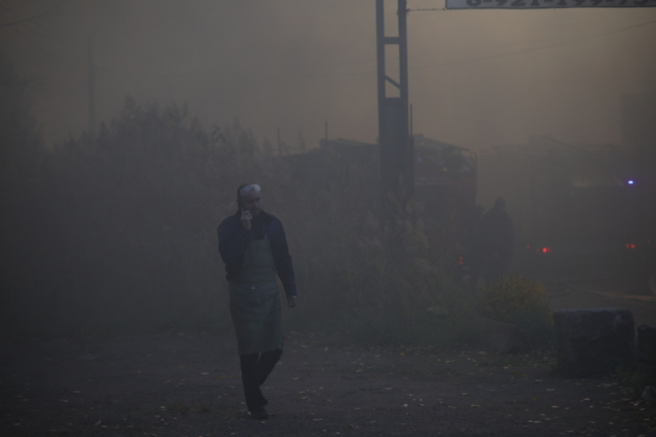 Жители Петербурга страдают от сильного запаха после пожара на Волхонском шоссе