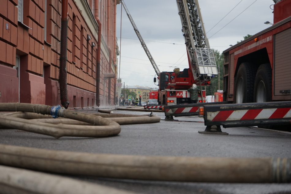 В историческом центре Петербурга произошел пожар в жилом доме, в результате которого пострадала женщина и была госпитализирована