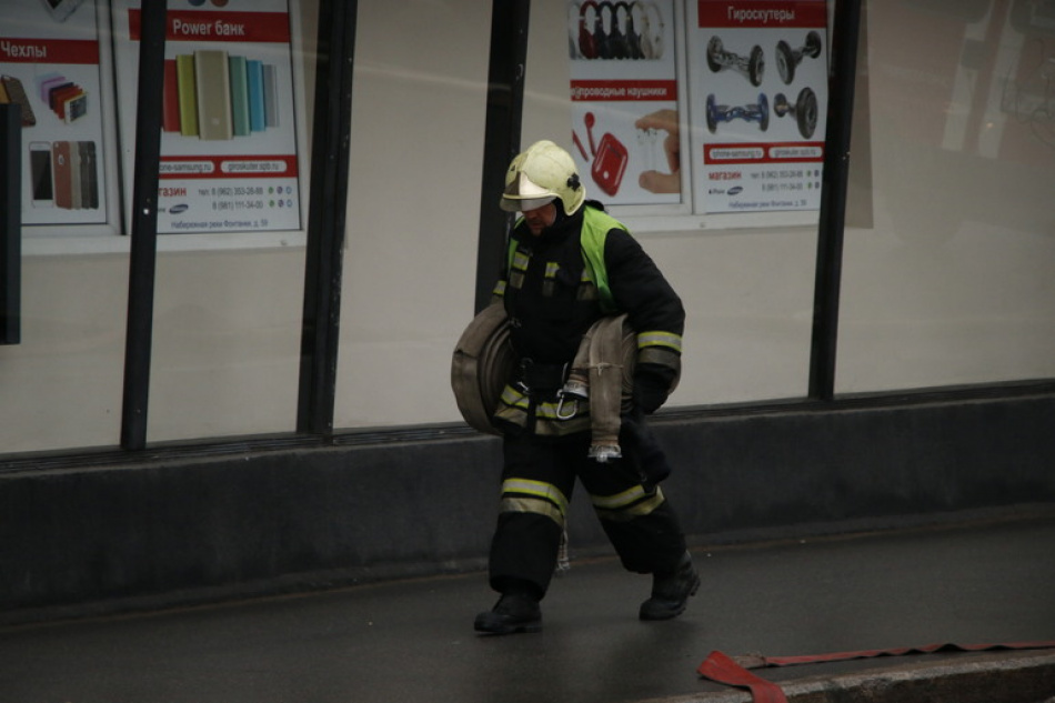 Пожарные расчеты оперативно ликвидировали возгорание в административном здании на бульваре Трудящихся в Колпинском районе Санкт-Петербурга.