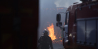 В Выборгском районе Петербурга спасатели МЧС почти два часа тушили полностью охваченный огнем ангар в Парголово