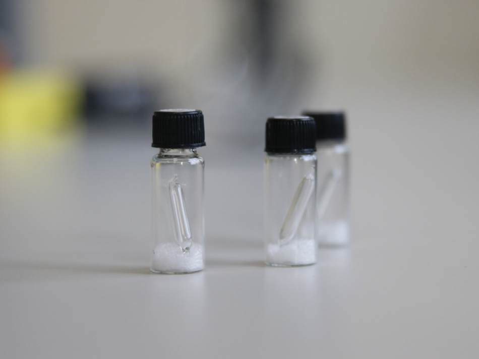 Петербургские ученые создали материал с рекордной эффективностью поглощения и излучения света