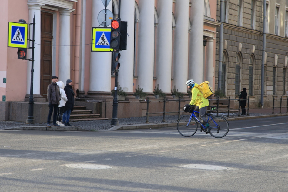 В Петербурге ужесточили правила найма иностранных курьеров