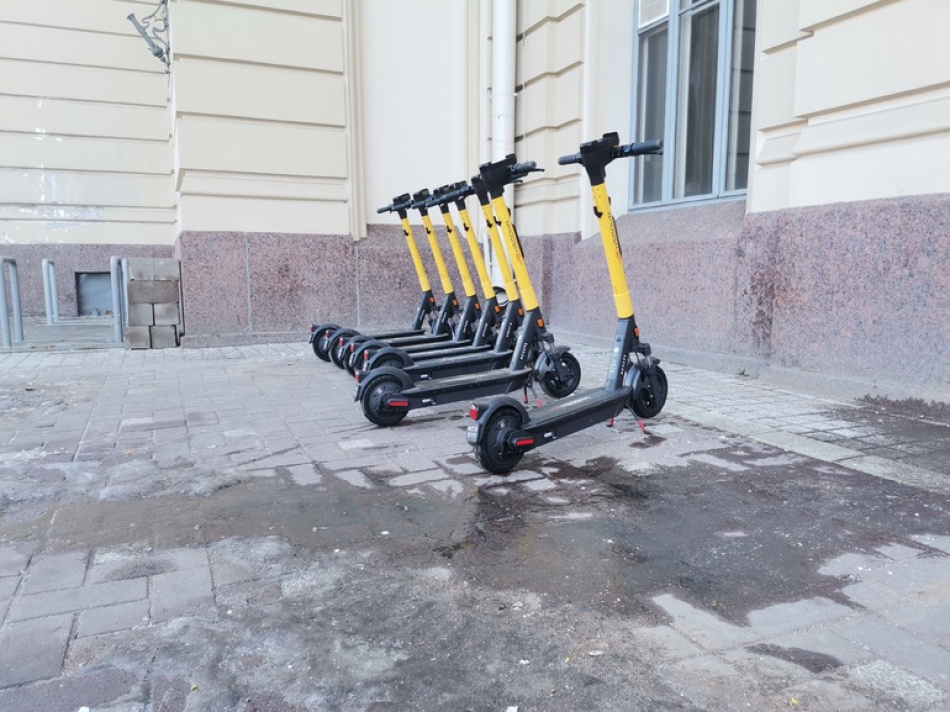 Петербуржцы могут пожаловаться на электросамокаты по телефону контактного центра
