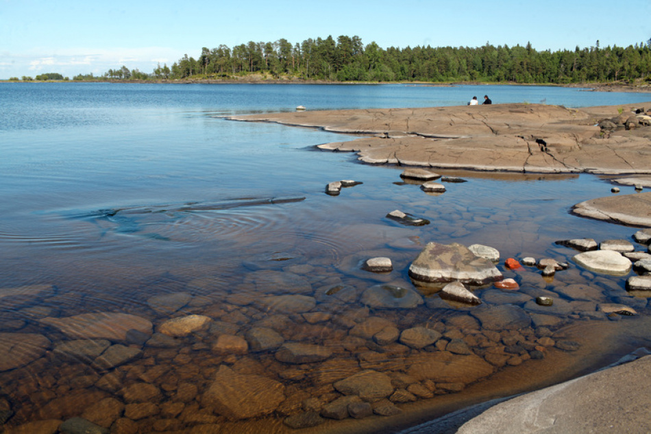 Несколько водяных смерчей зафиксированы на Ладожском озере у деревни Кириково