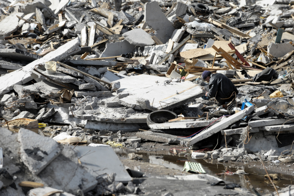 В Красносельском районе ликвидировали возгорание в гараже, в котором полностью сгорел легковой автомобиль