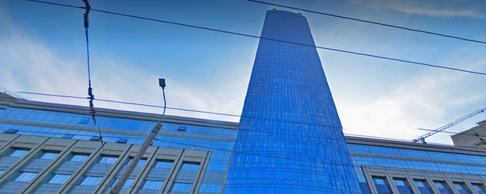 Сотни людей эвакуировали из Leader Tower после инцидента с повербанком в ресторане