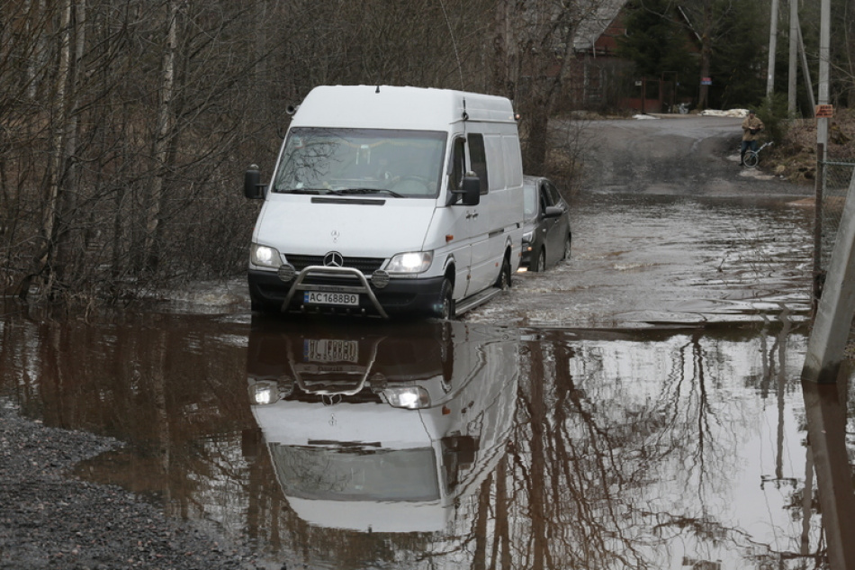 Сильные ливни затопили улицы Петербурга и парализовали движение транспорта