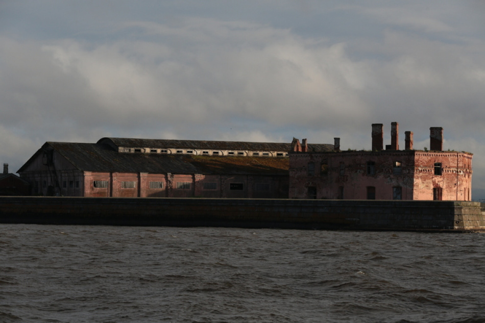Восстановление форта Петр I в Кронштадте близится к завершению, дамба еще в работе
