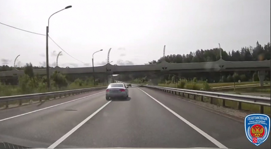 В Петербурге автомобилистке на «Ауди» грозит лишение прав за обгон через сплошную