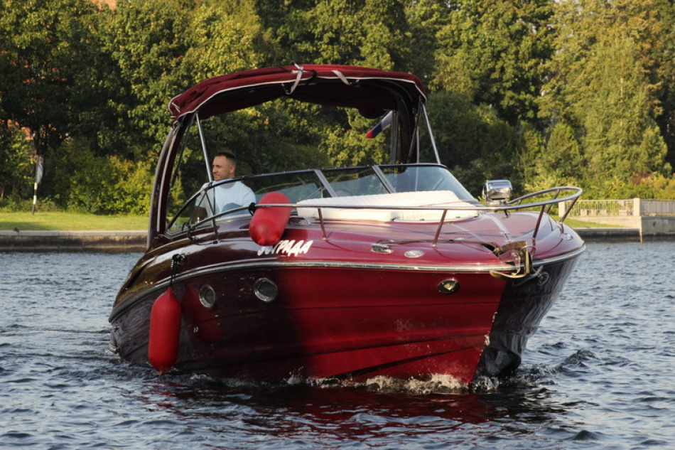 В Ленобласти спасателям пришлось доставлять пожарных к месту возгорания на катере из-за отсутствия дорог к деревне