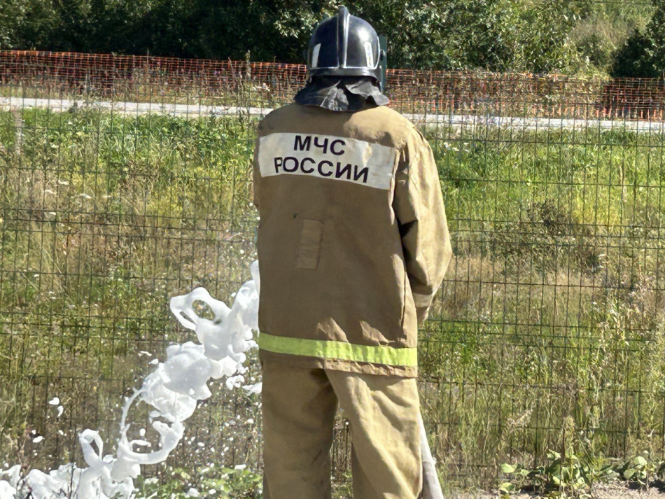 Спасатели потушили пожар в многоквартирном доме на Планерной улице