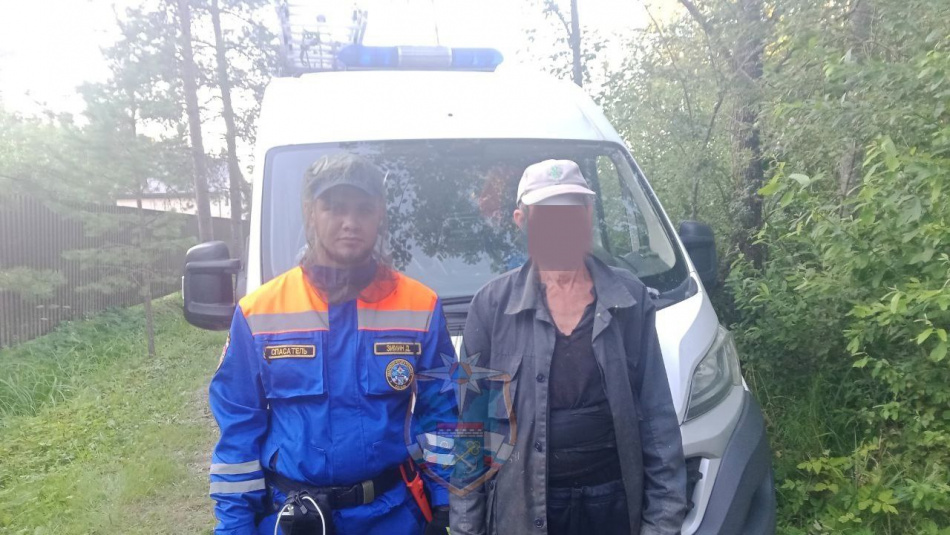 Спасатели вывели из лесов Тосненского района заблудившегося мужчину