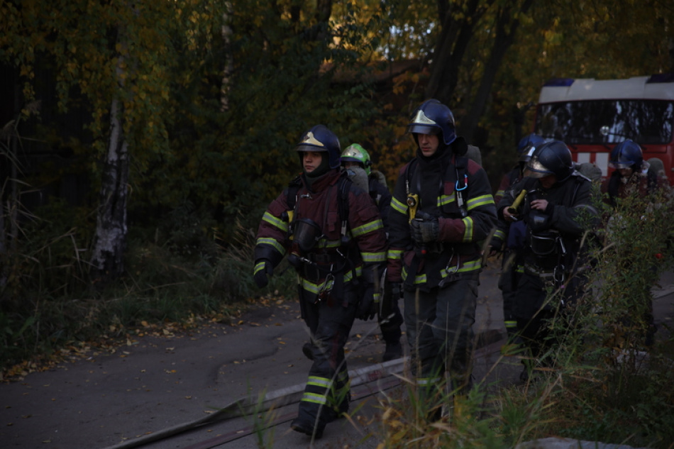В Тихвине оперативно тушили крупный пожар в двухэтажном жилом доме