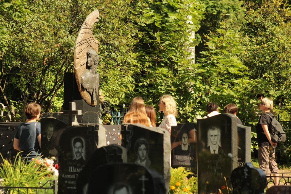 Петербуржцы почтили память Виктора Цоя на Богословском кладбище в 35-ю годовщину трагедии