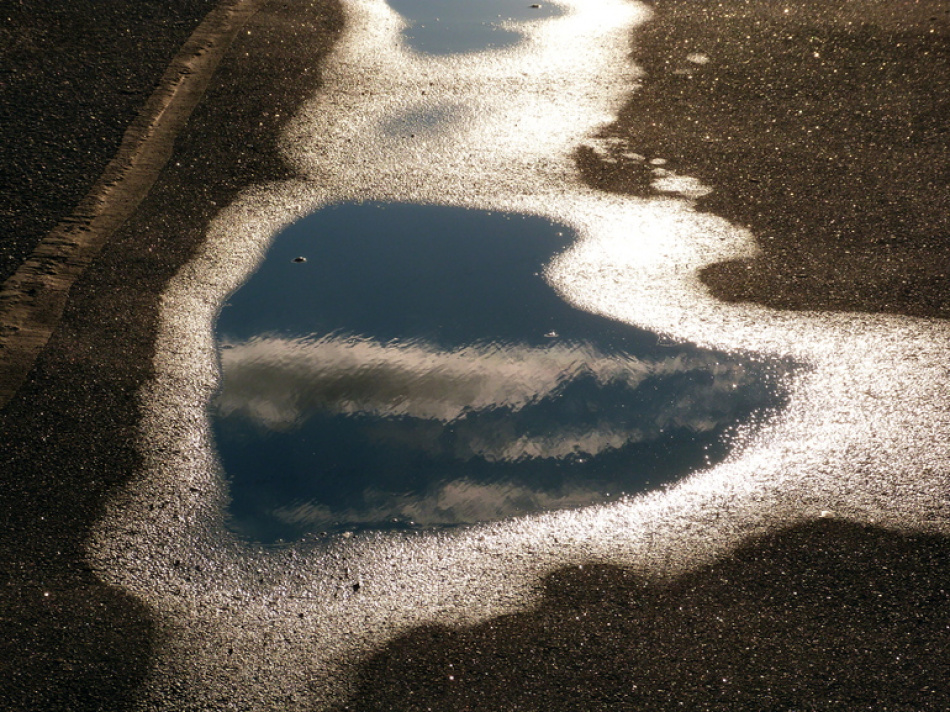 Сильный ливень в Петербурге привел к массовым поломкам автомобилей из-за гидроудара