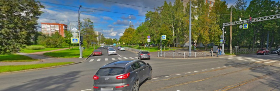 В Калининском районе внедорожник перевернулся на перекрестке улицы Вавиловых и проспекта Науки