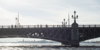 Движение трамваев на Троицком мосту в Петербурге остановилось из-за аварии с легковым автомобилем