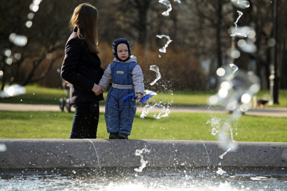 Петербург отправил школьникам Мариуполя подарки и оборудование к новому учебному году