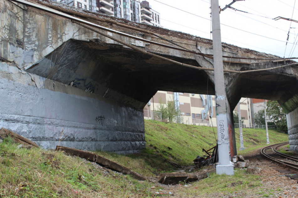 В Кировском районе Ленинградской области водитель иномарки погиб после столкновения с опорой железнодорожного моста
