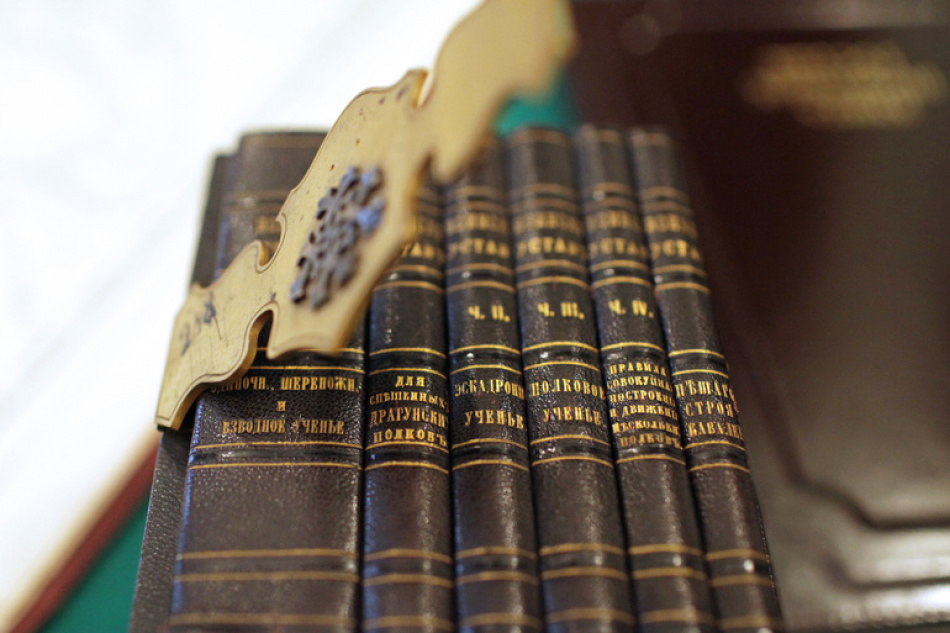 Исторические скульптуры путти вновь украшают фасад библиотеки Лермонтова на Литейном