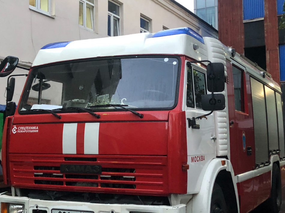 В Выборге возбудили уголовное дело по факту ночного поджога двух иномарок на улице Сухова