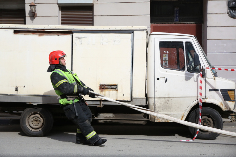 В Кировском районе Петербурга спасатели МЧС оперативно ликвидировали возгорание в административном здании на улице Ивана Черных